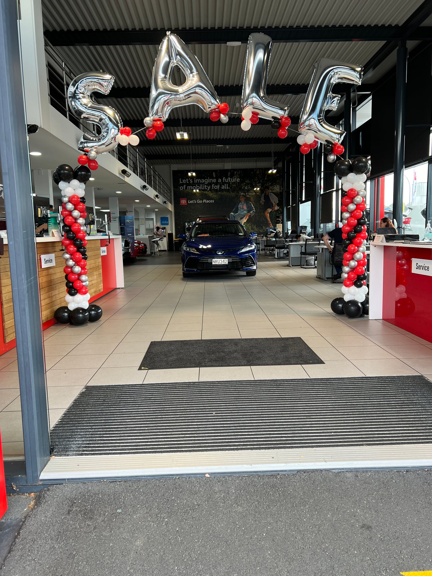 Sale Balloon Arch with Helium Letters