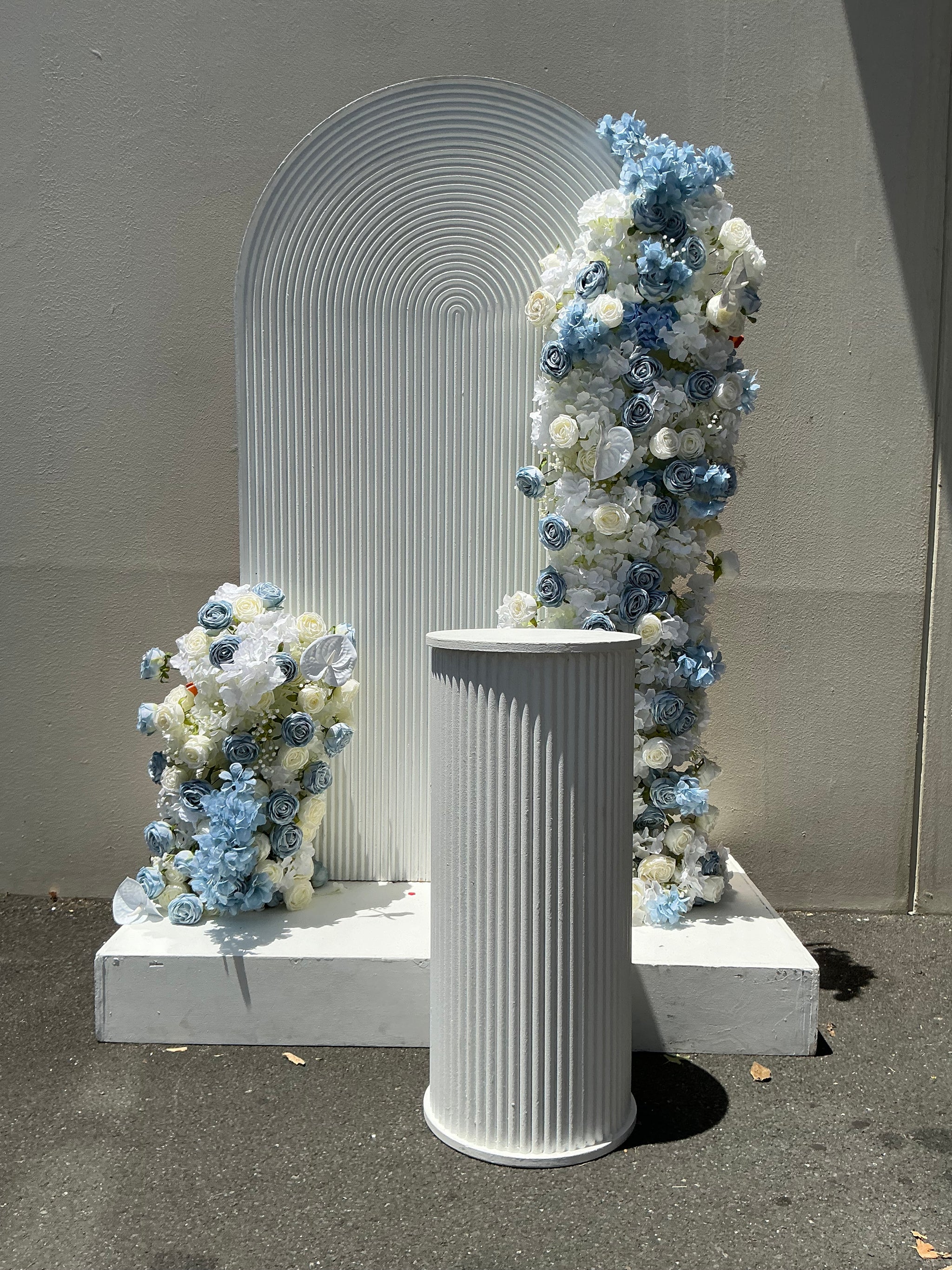 Blue and white floral and ripple backdrop arrangement